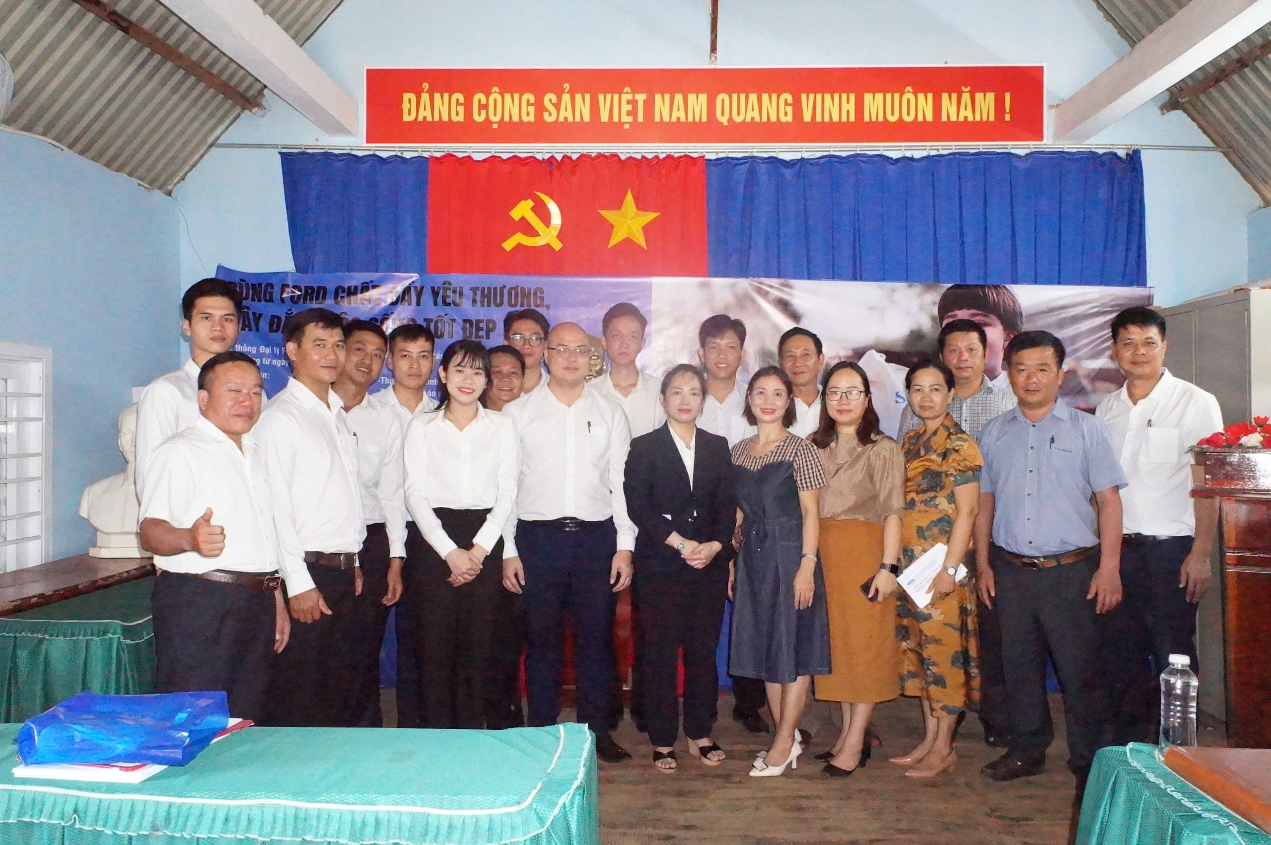 Lãnh đạo xã Ea Ning, cấp ủy chi bộ buôn Pứk Prông chụp hình lưu niệm cùng đoàn công tác Công ty TNHH Ô tô Ford Đắk Lắk